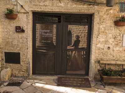 La mostra � possibile ammirarla nella sede dell�associazione "Sognare e perdersi...negli abiti di un tempo" sita in via del Corso n.11, ad Acquaviva